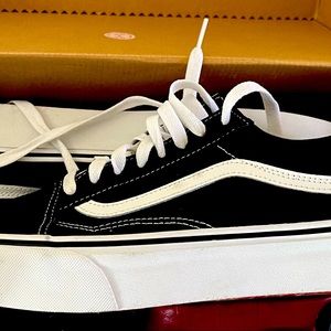 "Women's Vans Shoes: Timeless Style and Comfort for Every Step!"